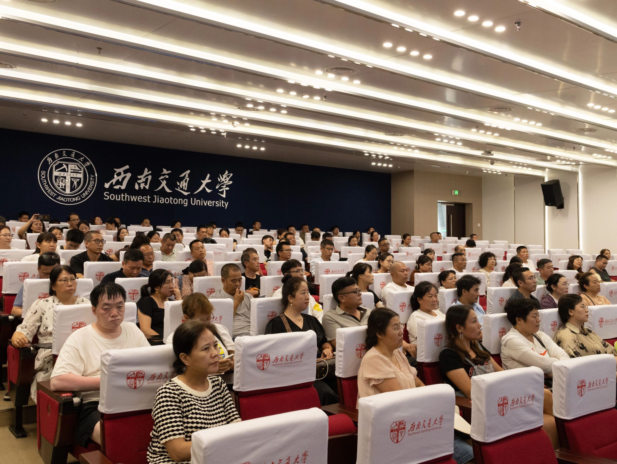 家校共育 逐梦起航——bevictor伟德开展2024级本科新生家长会和“实验室开放日”活动
